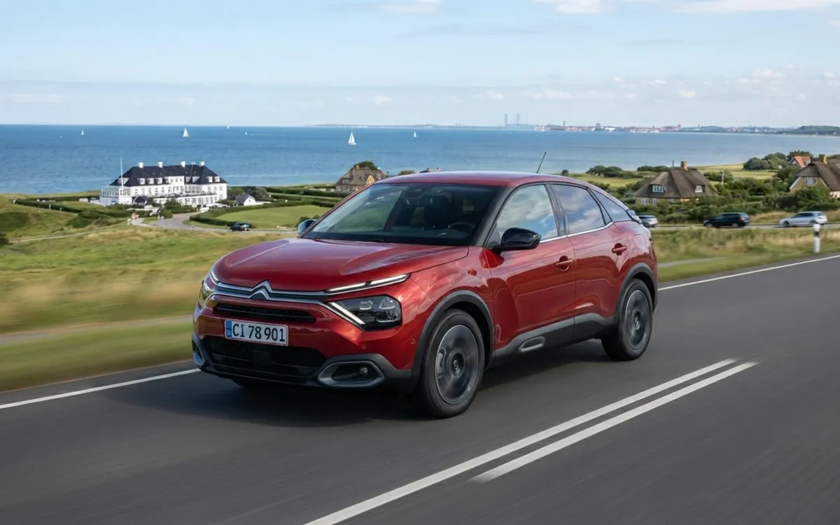 Röd Citroën C4 i rörelse på en kustväg