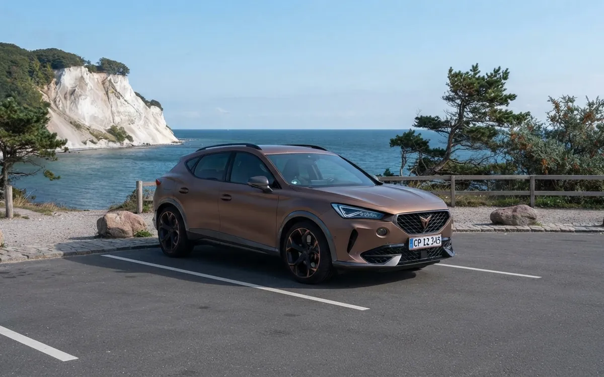 Kopparfärgad Cupra Formentor parkerad vid en kust med kritklippor