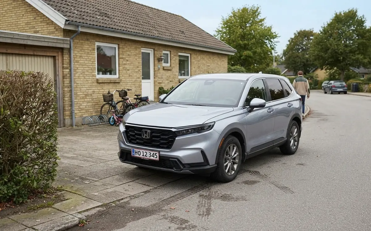 Silverfärgad Honda CR-V parkerad på en uppfart i ett villaområde