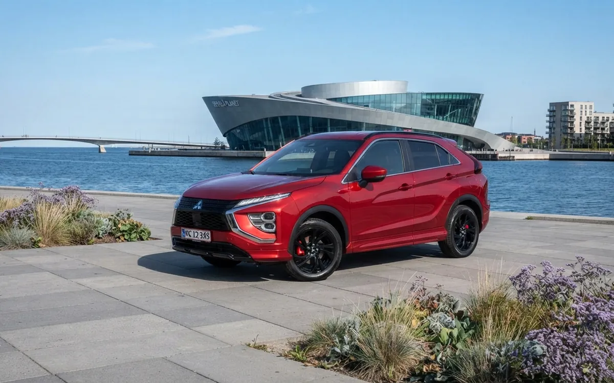 Röd Mitsubishi Eclipse Cross parkerad vid en hamnpromenad